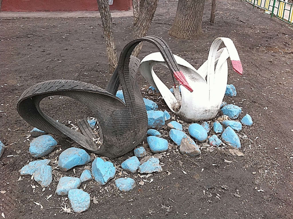 Хенд-мейдові лебеді зі зношених покришок