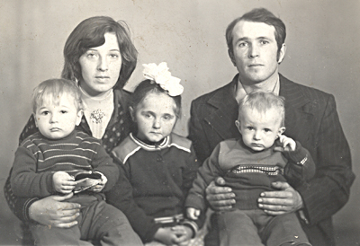 Маленький Сашко (ліворуч) з батьками - Ольгою Василівною і Василем Сергійовичем, двоюрідною сестрою Людмилою і братом Юрком