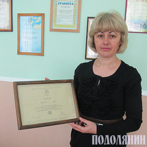 Валентина СУДЕЦЬ   з оригіналом сертифікату ЮНЕСКО  