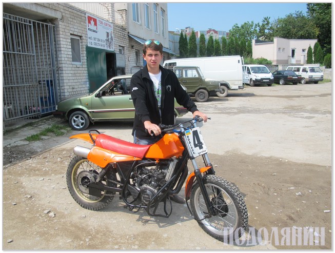 Молодий гравець «Поділля» Олексій Пастух   випробовує новий мотоцикл  