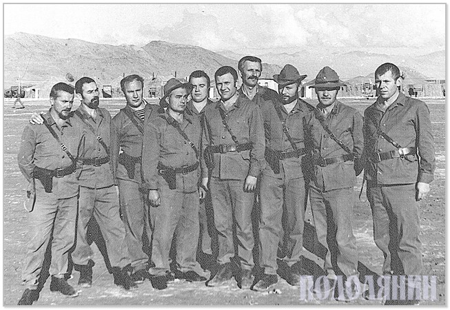 Група правоохоронців у Чарикарі. Анатолій Смаленюк (другий ряд, у центрі)