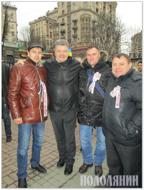 Микола Жоган (четвертий ліворуч) на Євромайдані   з Петром Порошенком (другий ліворуч)  