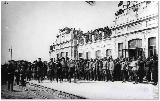 Залізничний вокзал Кам’янця в травні 1917 р. Військові зустрічають Олександра Керенського