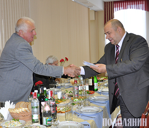 Семен Дарчук (праворуч) вітає ветеранів