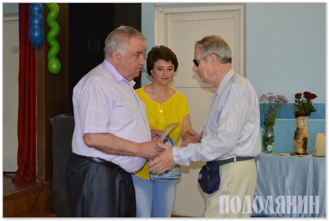 Директор УВП УТОС Микола Бессараб (ліворуч) вітає працівників підприємства