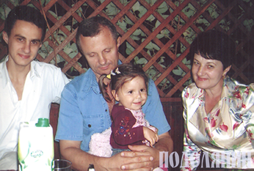 Микола Савчук із дружиною Валентиною, сином Юрієм та онукою Олександрою