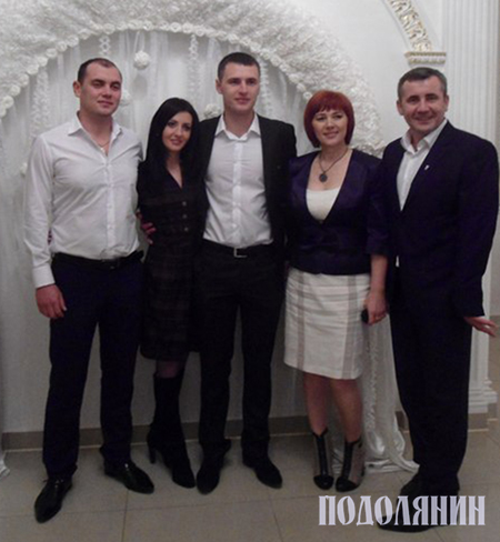 Разом з дружиною Валентиною, синами Олександром та Андрієм і невісткою Наталею