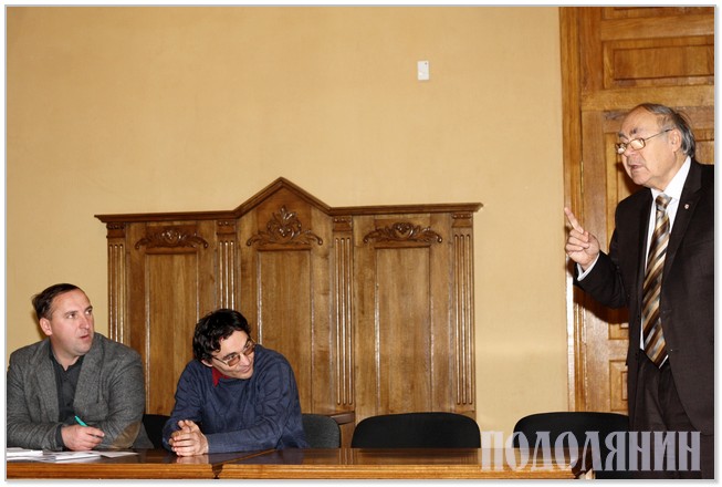 На круглому столі виступає професор Лев Баженов. Фото Петра Ігнатьєва