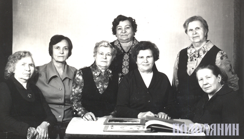 азом із членами жіночої ради (третя справа)