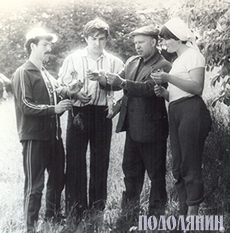 На навчальній практиці з ботаніки зі студентами сільгоспінституту. Кармалюкова гора, 1982 рік.