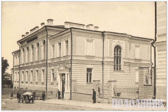 Відділення банку, в якому працював Іван Солтиський. Справа видно ріг будинку, в якому мешкали Солтиські. Фото початку XX ст.  