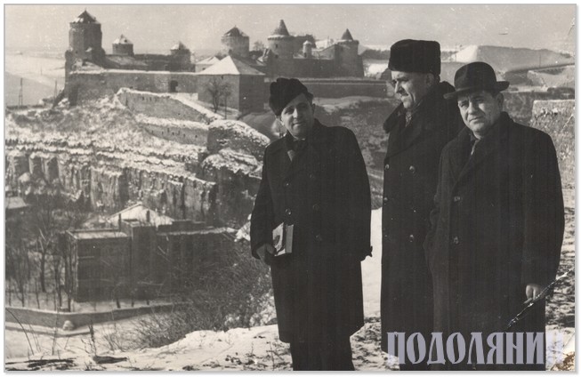 Іван Задворний (праворуч) милується панорамами Старого міста разом із письменником, автором повісті «Стара фортеця» Володимиром Бєляєвим (ліворуч)