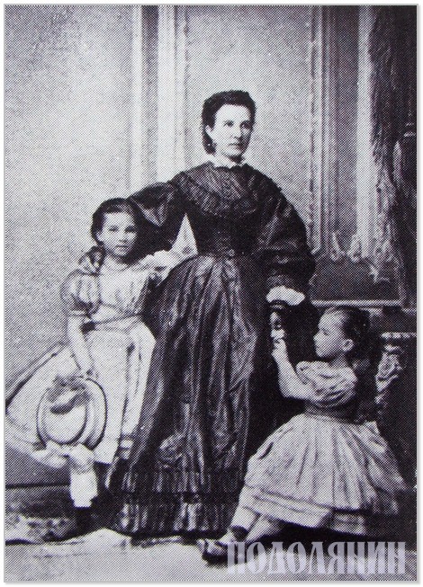 Мати актриси Марія Подраменцова з доньками: зліва - Марія, справа - Олена. Одеса, 1860-ті роки