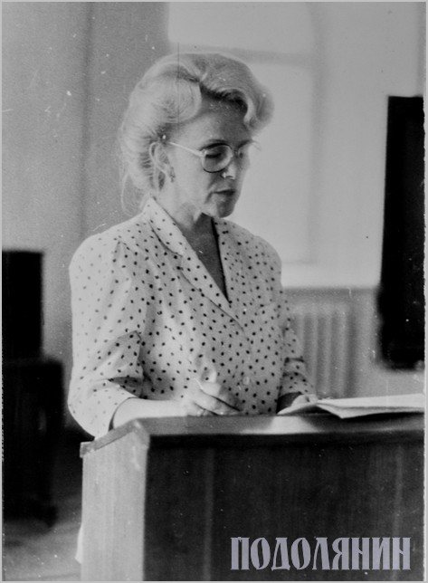 Директор музею Стефанія Баженова виступає на науковій конференції «Музей і Поділля», травень 1990 р.