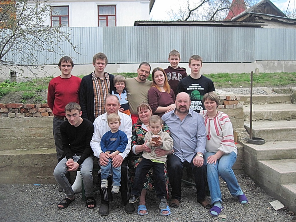 Велика родина Красовських (Неля Вікторівна із чоловіком праворуч)