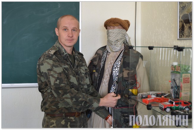 Капітан Володимир Требунський демонструє, як діють терористи