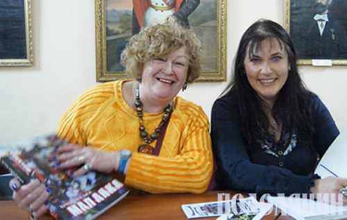 На фото Олексія Пономаренка: директор книгарні «Букініст» Марина Лібанова та Ірина Пустиннікова 