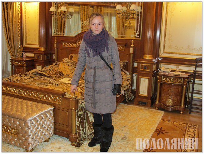 Наш кореспондент Тетяна Дика переконалася, що спальня екс-президента перенасичена дорогою дерев’яною оздобою та розкішним текстилем    