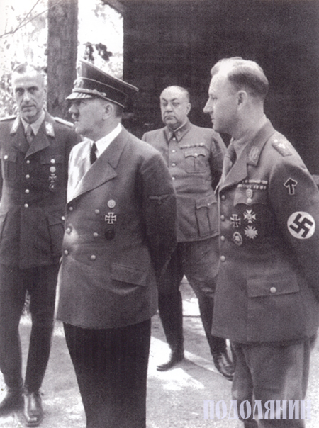 Гітлер на ганку свого будинку з генералами вермахту. «Вервольф», серпень 1942 р.