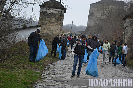 Учасники акції «Зробимо Україну чистою!» стартують від Вітряної брами