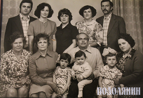 Лідія Кавецька (1 ряд ліворуч) у родинному колі