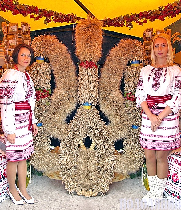 Велетенський пшеничний колос що випік ПАТ «Український кристал»