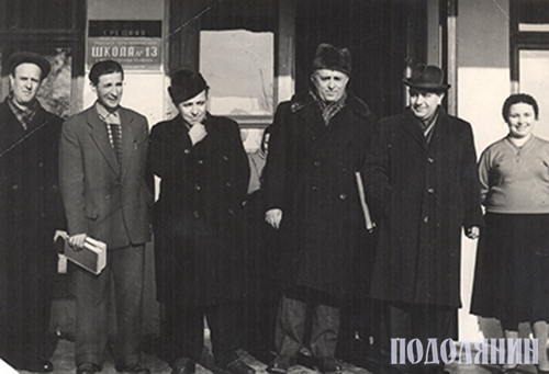 Іван Федорович (другий праворуч) з письменниками та колективом середньої школи №13
