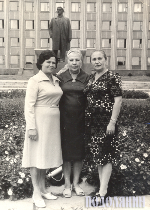Марія Йосипівна (перша зліва) на пл.Леніна   (нині майдан Відродження)  