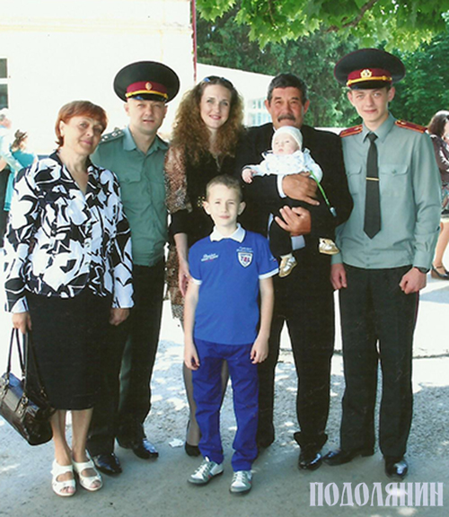 Володимир Родіков з батьками, дружиною та синами