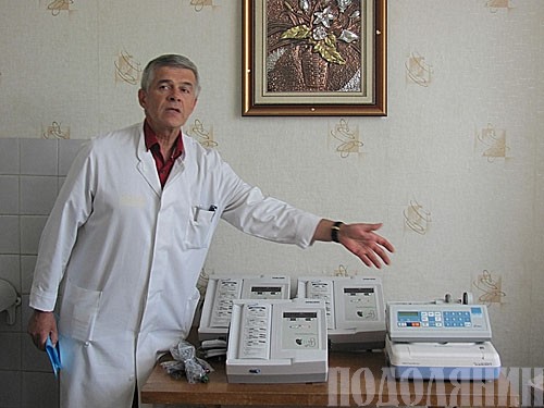 Дмитро ВАСИЛЬЯНОВ демонструє поповнення арсеналу медичного обладнання в міськлікарні