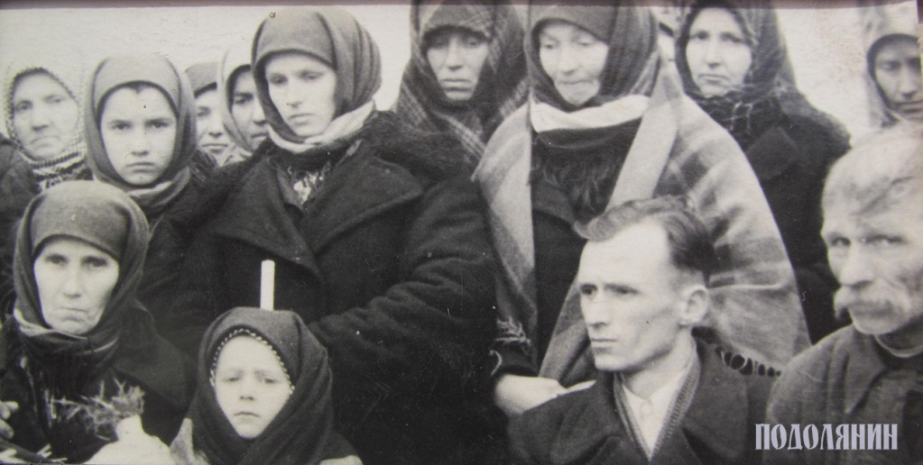 У центрі - моя бабуся Броня зі старшою дочкою Галею, поряд (друга праворуч від неї) прабабка Стася, 1952 р.