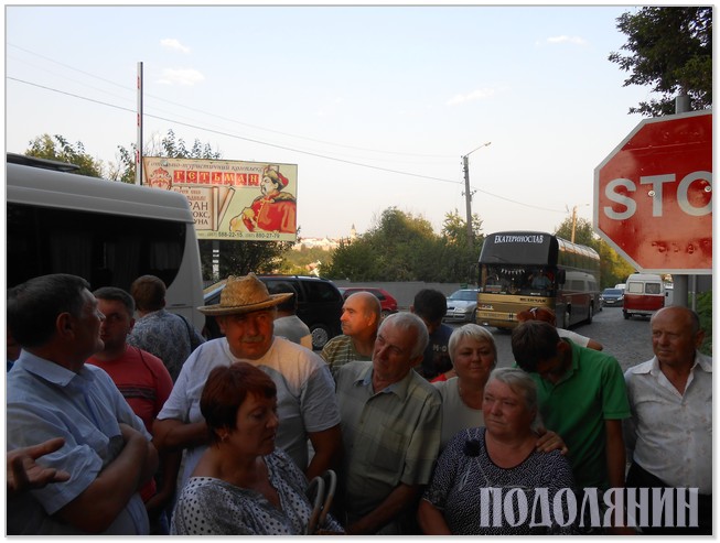 Зіньковецькі мітингувальники на фоні «маленького» автобуса
