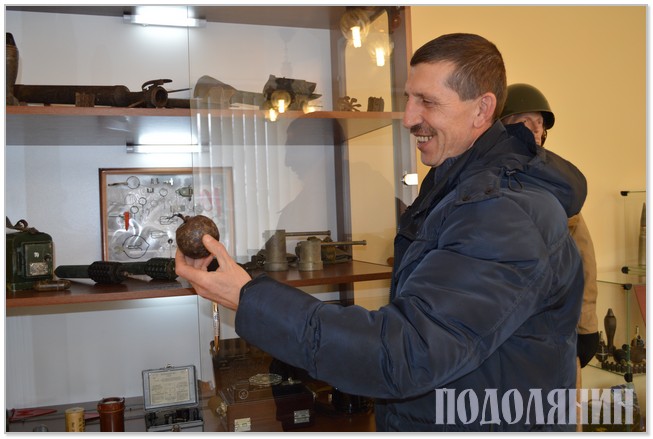 Підполковник запасу В’ячеслав Журба показує експозиції в поки що не відкритому музеї