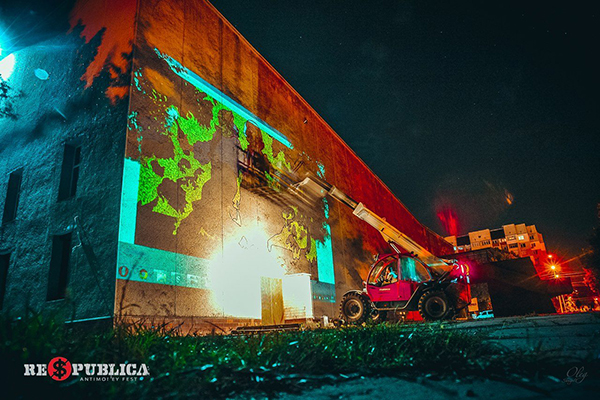 У середу ввечері на фасаді кінотеатру «Сінема» почав вимальовуватись майданівський «Запальний танок» від команди райтерів «М95» з Одеси. Працюють стріт­артери пізно ввечері, адже, щоб нанести малюнок російського художника, використовують спеціальний світловий проектор.  
