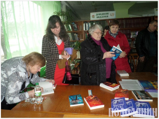 Книжки для учасників фестивалю підписує Ніна Фіалко