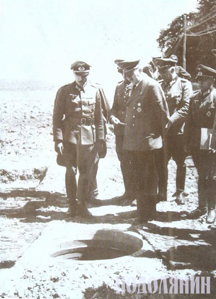 Гітлер разом з генералами і офіцерами оглядає одну із вогневих позицій "Вервольфу" липень 1942 р.