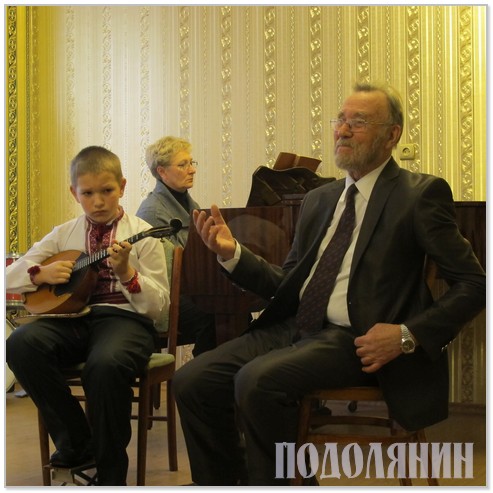 Професор Борис Міхеєв дає майстер-клас відміннику музичної школи Максиму Романюку 