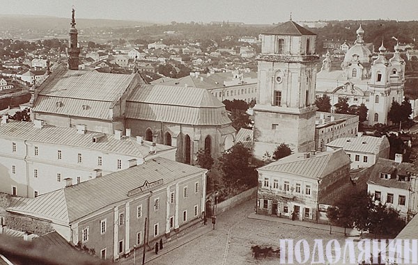 Казанський собор (на задньому плані) в панорамі центральної частини Старого міста
