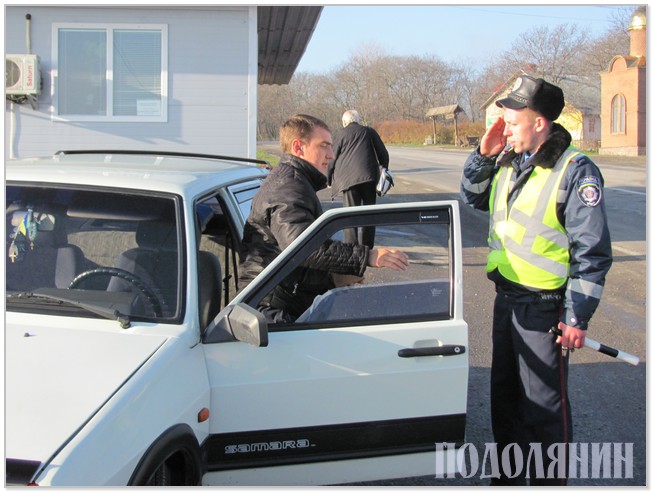 Інспектор ДПС Володимир Ширишов доводить водієві необхідність користування   паском безпеки  