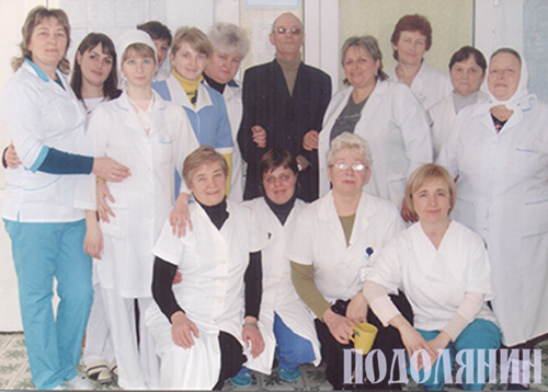 Володимир Кушнір із прекрасною половиною медичного колективу