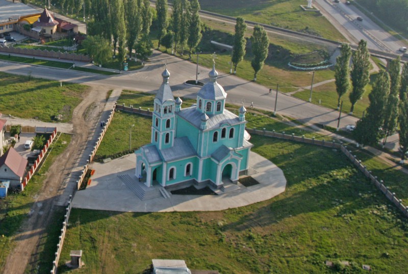 Церква у селищі Першотравневому