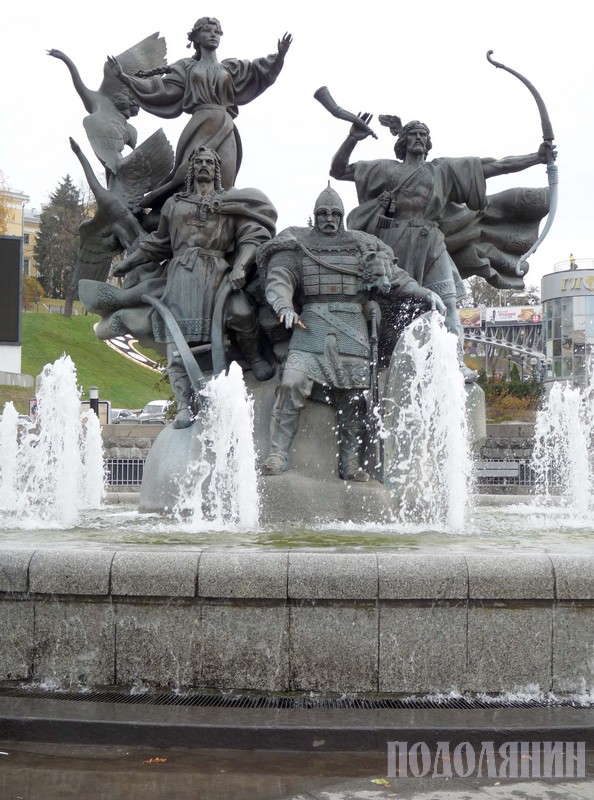 Пам’ятник засновникам Києва, що встановлений на Майдані Незалежності. Либідь створена з доньки скульптора Христини, а Хорив - сам митець у 33 роки