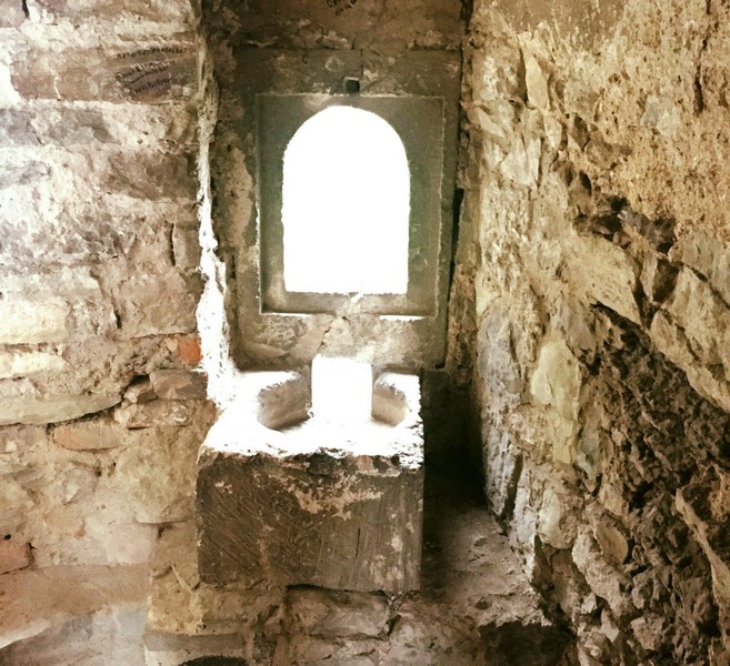 Середньовічний туалет у Старій фортеці