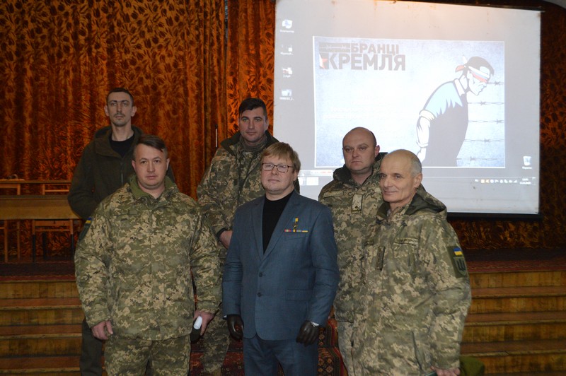 Володимир Жемчугов (у центрі) з кам’янецькими військовослужбовцями