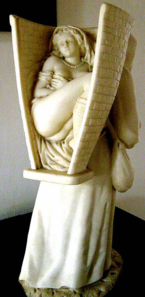 Мармурова скульптура - монах із кошиком XVIII століття. Фото Андрія Павловського