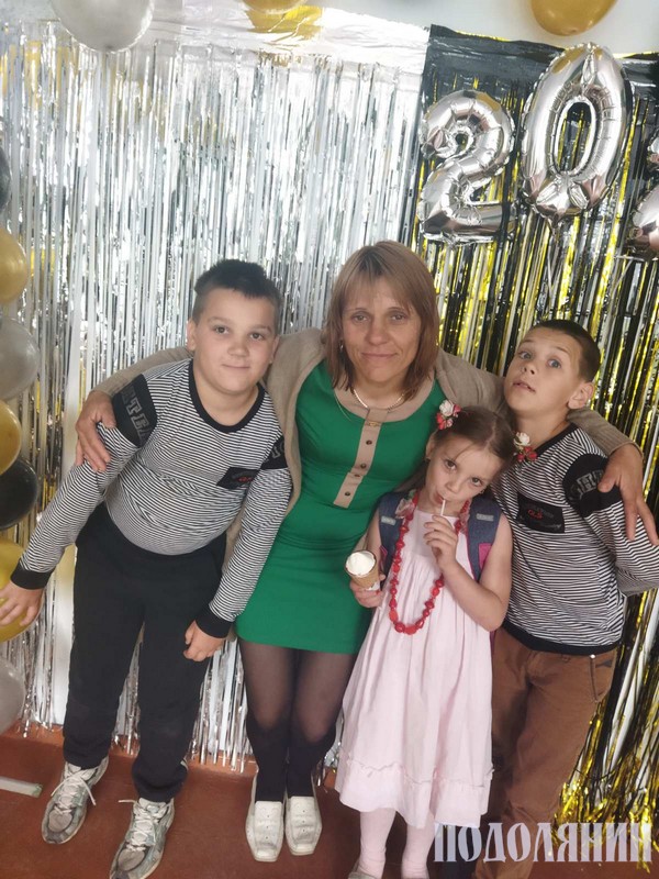 Тетяна Радійчук із трьома наймолодшими з 5 дітей