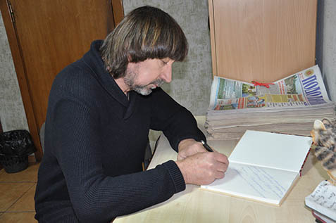 Редакція газети «Подолянин» також отримала в подарунок свіжодрук з автографом автора