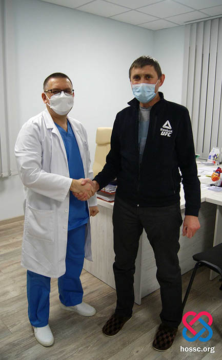 Андрій Кланца (ліворуч) із прооперованим пацієнтом