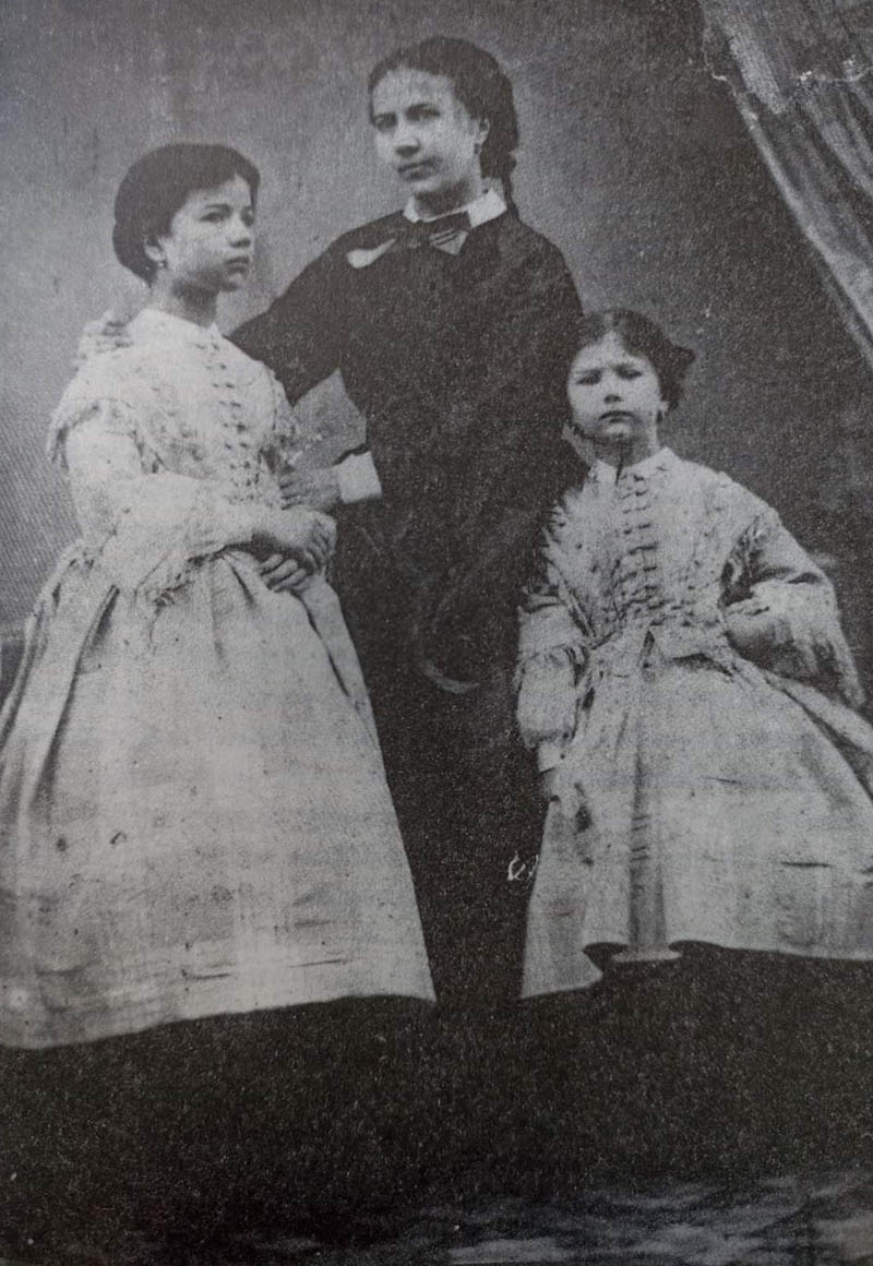 Лаура (праворуч) з мамою і старшою сестрою
