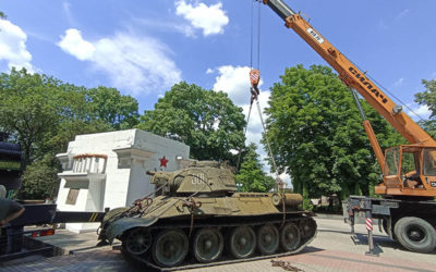 Демонтаж танка в Кам’янці-Подільському. Сквер Танкістів, 10 червня 2022 р.